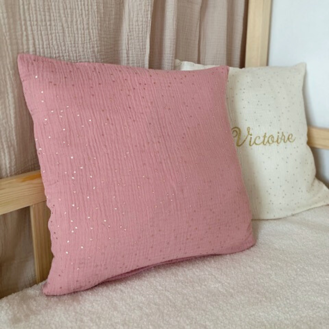 Coussin enfant double gaze rose à pois dorés - Personnalisable