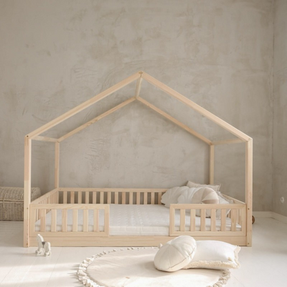 Grand lit cabane Montessori Dario avec barrière 140x200cm Entrée au milieu