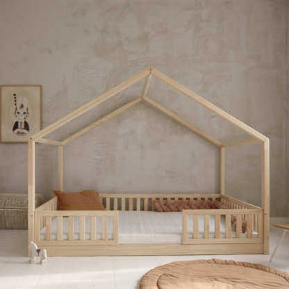 Grand lit cabane Montessori Dario avec barrière 140x200cm Entrée au milieu