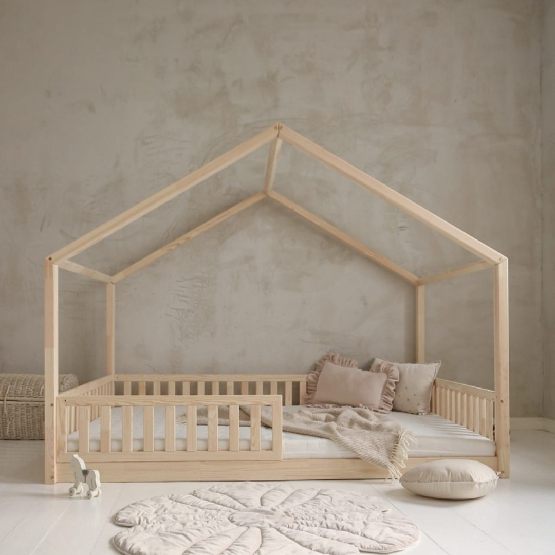 Grand lit cabane Montessori Matteo avec barrière 140x200cm