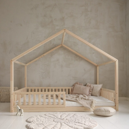 Grand lit cabane Montessori Matteo avec barrière 140x200cm