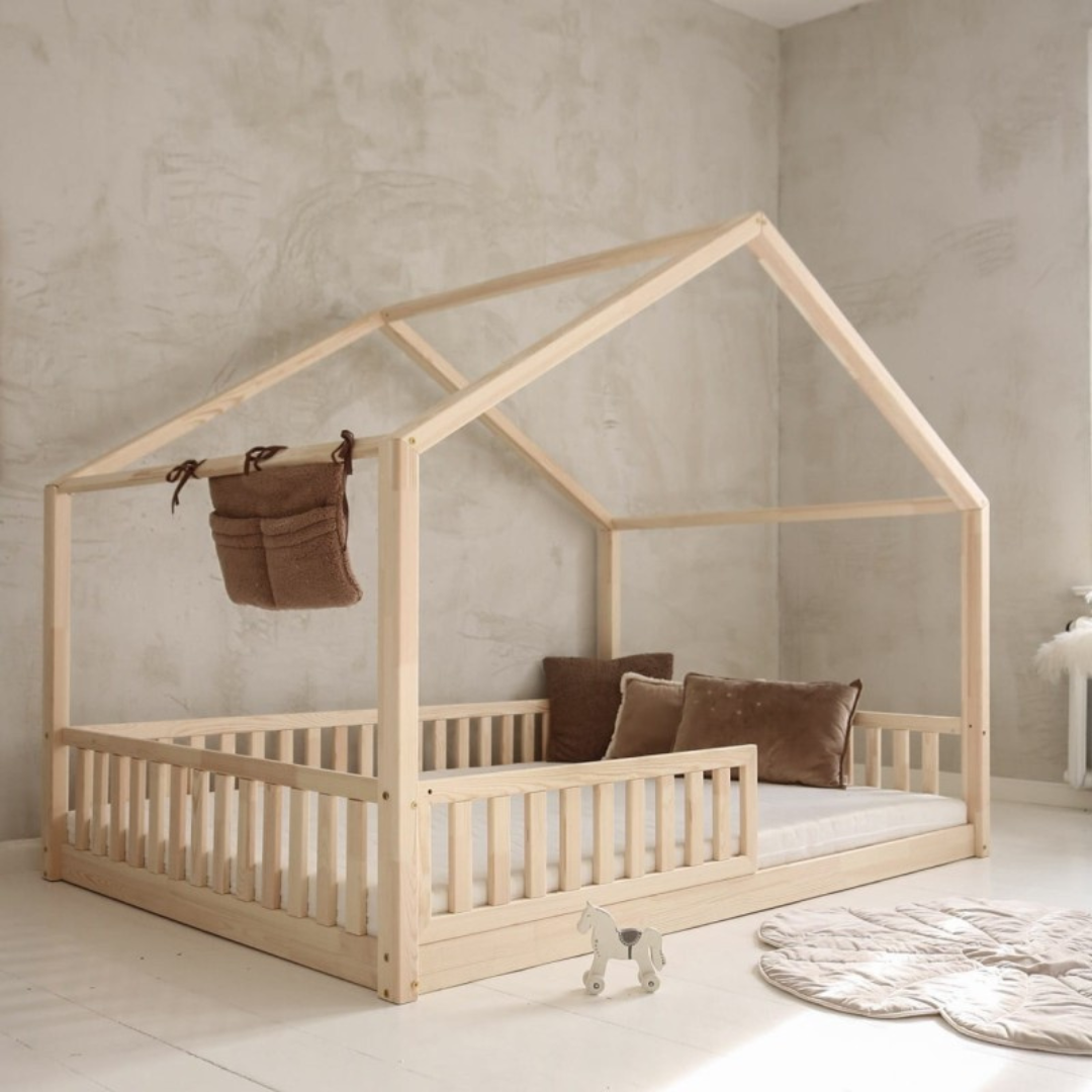 Grand lit cabane Montessori Matteo avec barrière 140x200cm