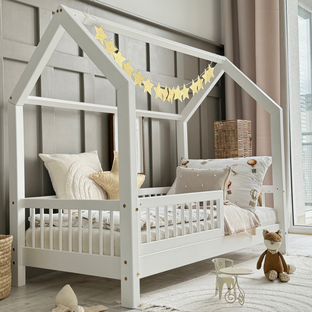 Lit cabane Montessori avec barrière Pia 70x140cm Blanc