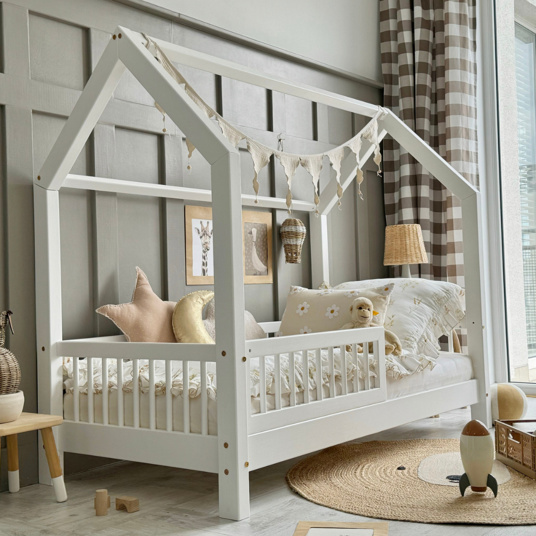 Lit cabane Montessori avec barrière Pia 70x140cm Blanc