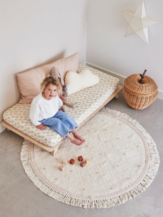 Beige kindervloerkleed met roze stippen