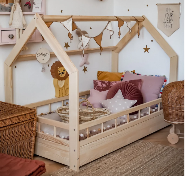 Cabinebed van natuurlijk hout met verwijderbare barrière