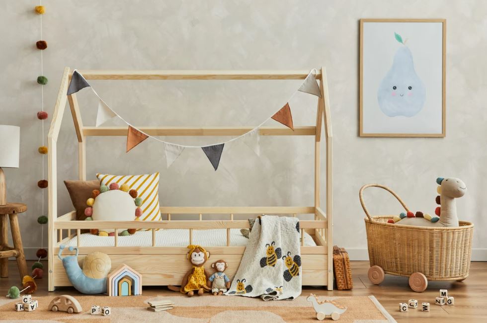 Cabinebed van natuurlijk hout met verwijderbare barrière