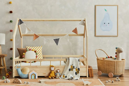 Cabinebed van natuurlijk hout met verwijderbare barrière